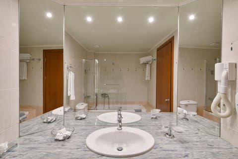 Bathtub, jetted tub, free toiletries, hair dryer