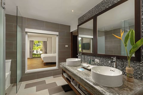 Deluxe Suite, 1 King Bed (Garden) | Bathroom | Free toiletries, hair dryer, bathrobes, slippers
