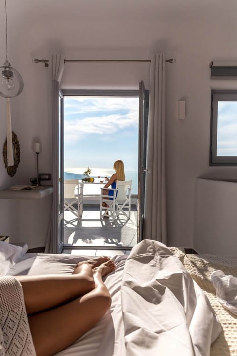 Deluxe Suite, Jetted Tub, Sea View | Minibar, in-room safe, soundproofing, free WiFi