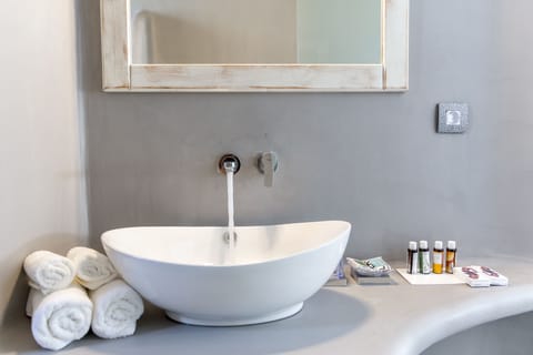 Honeymoon Suite, Jetted Tub, Sea View | Bathroom sink