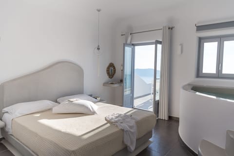 Deluxe Suite, Jetted Tub, Sea View | Minibar, in-room safe, soundproofing, free WiFi