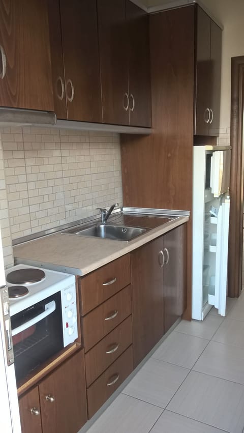 Double or Twin Room, 1 Double or 2 Twin Beds | Private kitchenette | Full-size fridge, oven, stovetop, cookware/dishes/utensils