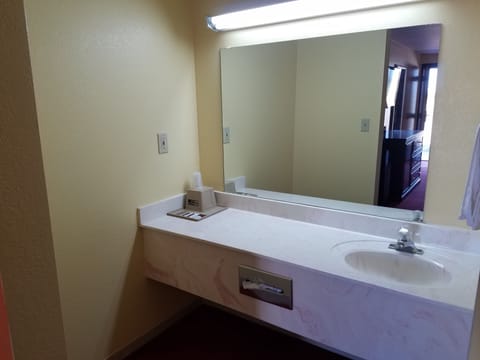 Combined shower/tub, free toiletries, towels