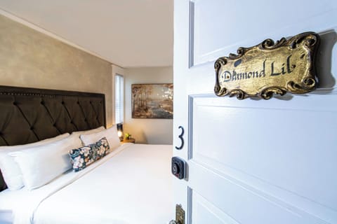 Standard Room, 1 King Bed | Free minibar items, soundproofing, free WiFi, bed sheets