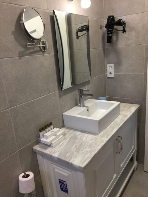 Deluxe Room (Yesim) | Bathroom sink