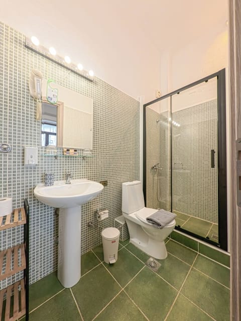 Shower, free toiletries, hair dryer