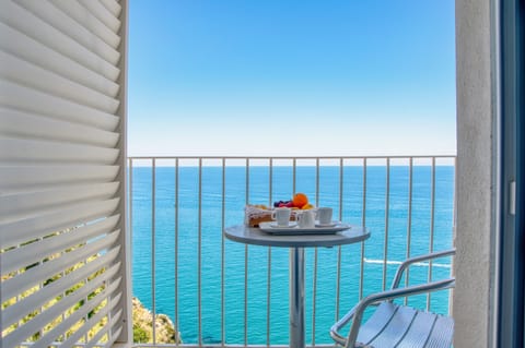 Standard Double Room, Sea View (frontale) | Minibar, in-room safe, desk, free WiFi