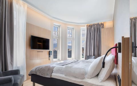 Premium bedding, pillowtop beds, in-room safe, desk
