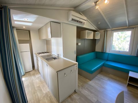 Deluxe Mobile Home, 3 Bedrooms | Private kitchen | Fridge, cookware/dishes/utensils