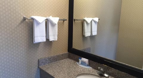 Deluxe Room, 1 King Bed (Upstairs room, stair access only) | Bathroom | Combined shower/tub, free toiletries, hair dryer, towels