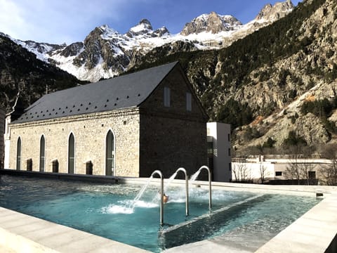 Indoor pool, sun loungers