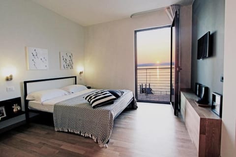 Deluxe Double Room, Balcony, Lake View | In-room safe, individually decorated, individually furnished