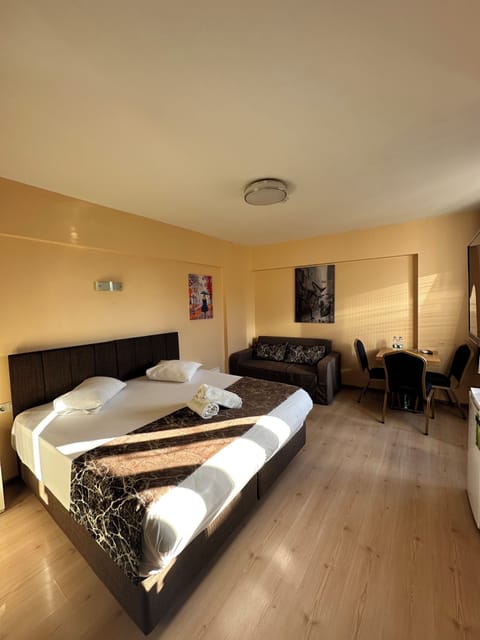 Deluxe Double Room | Minibar, desk, iron/ironing board, free WiFi