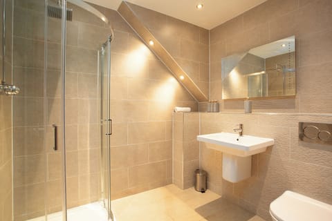 Premium Double Room | Bathroom | Designer toiletries, hair dryer, towels