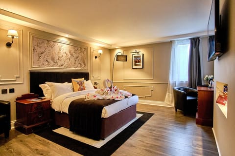 Executive Room, 1 King Bed | 1 bedroom, individually furnished, desk, laptop workspace