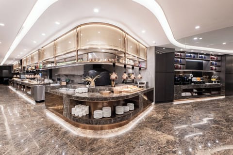 2 restaurants; breakfast, lunch, and dinner served
