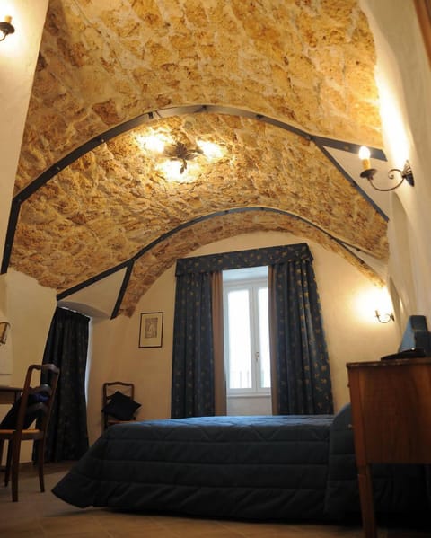 Double Room Single Use | Individually decorated, individually furnished, desk, blackout drapes