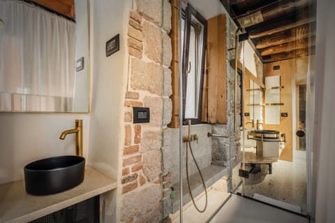 Suite Palazzetto With Sea View | Bathroom | Shower, rainfall showerhead, designer toiletries, hair dryer