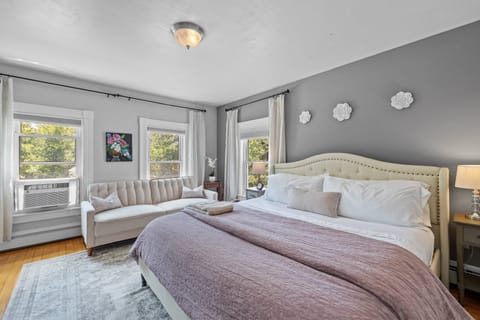 Mink Island | Premium bedding, individually decorated, individually furnished, desk