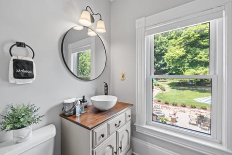 Mink Island | Bathroom | Combined shower/tub, designer toiletries, hair dryer, towels