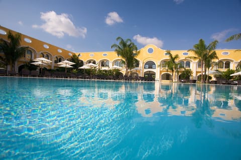2 outdoor pools, sun loungers