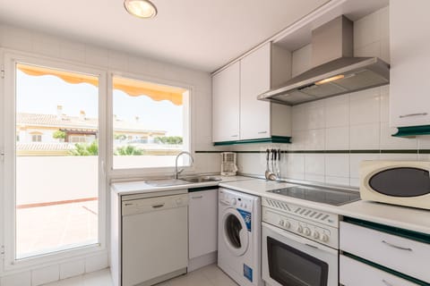 Apartment, 3 Bedrooms, 2 Bathrooms | Private kitchen | Full-size fridge, microwave, oven, stovetop