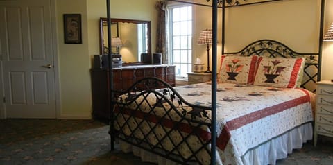 Single Room, 1 Queen Bed | Desk, free cribs/infant beds, rollaway beds, bed sheets