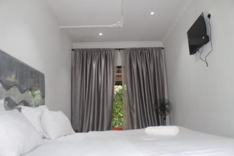 Standard Room | Desk, laptop workspace, soundproofing, iron/ironing board