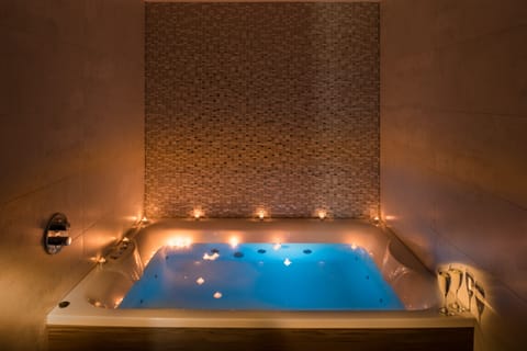 Crystal Suite | Private spa tub