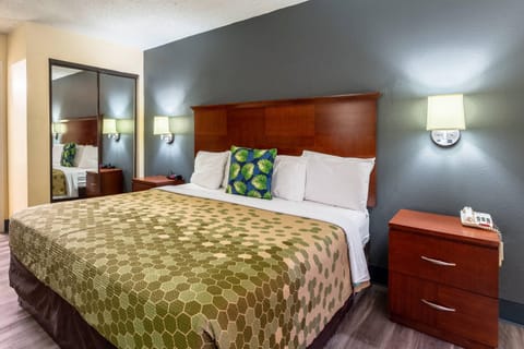 Standard Room, 1 King Bed, Non Smoking | 1 bedroom, pillowtop beds, desk, blackout drapes