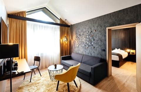 Suite | Living area | 50-inch flat-screen TV with satellite channels, TV