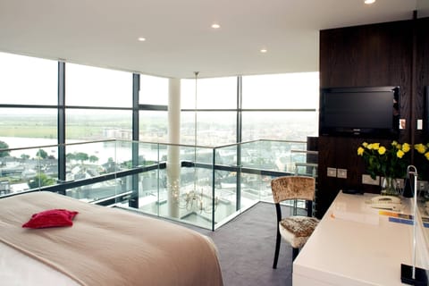 Presidential Suite, 1 King Bed, River View (Balcony) | Hypo-allergenic bedding, pillowtop beds, in-room safe, desk