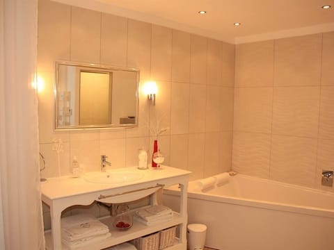 Double Room, Ensuite, Garden View (Accroche coeur) | Bathroom