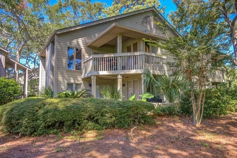 2nd floor villa with view of George Fazio Golf Course! Meticulously cleaned!