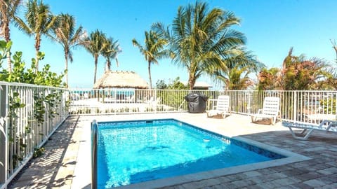 Your Own Private Heated pool. Amazing Views Of Ocean