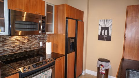 Full-size kitchen with all the appliances and cookware.