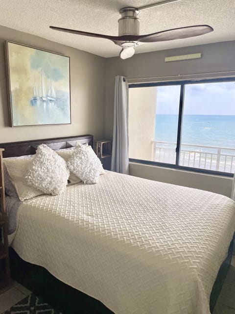 Master bedroom + private bath. Queen size bed, quiet ceiling fan and RoKu TV 