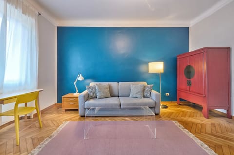Ample and bright living room with double reclinable sofa bed.