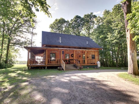 Front View Welcome! Spring! Private driveway and parking area