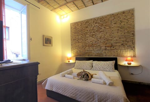 Quiet, sunny bedroom with double bed, A/C, TV, Netflix & Prime Video.