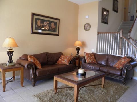 Great lake and pool views - Living room