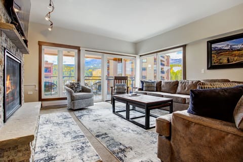Relax with family and friend and enjoy  balcony views of ski area and ski school