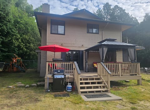 East Verde River Cabin: Kid friendly & Dog fenced. Gazebo for 1/2 deck shade.
 