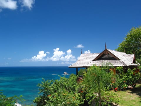 Romance: dramatically perched above the ocean with awesome views