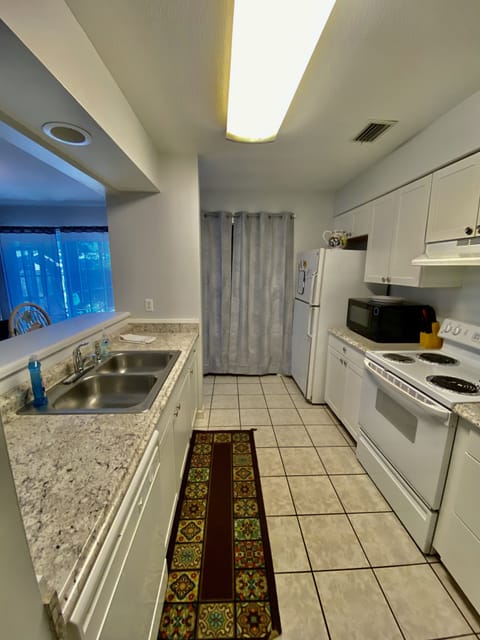 Full size kitchen has all you need