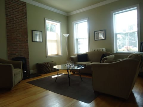 Delightful Ground Level Heritage One bedroom