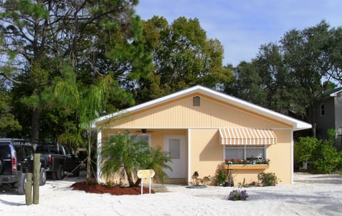 Front of Dreamsicle. The entire front yard is available for parking.