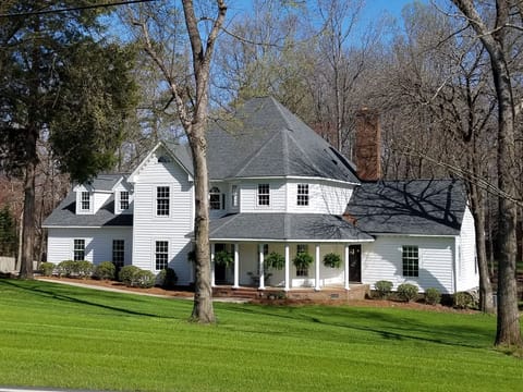 Spacious elegant 6 bedroom home