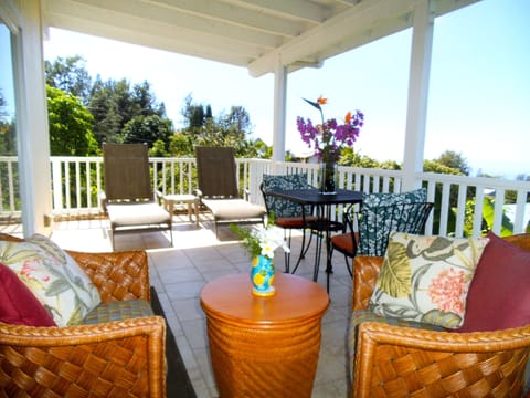 Breakfast on the spacious lanai
