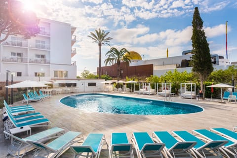 Outdoor pool, sun loungers